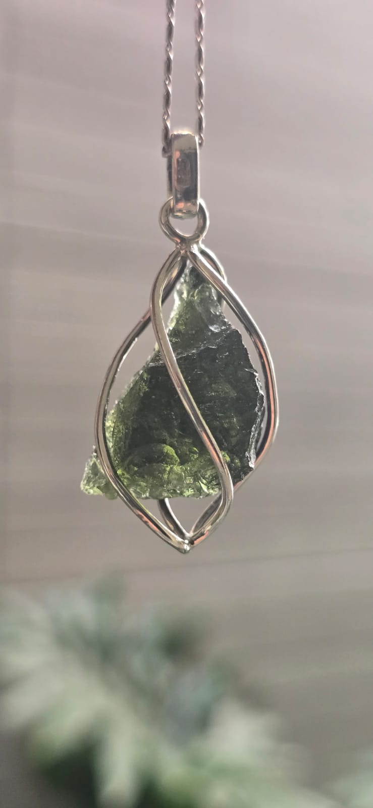 Dije en plata 9.25 con moldavita natural