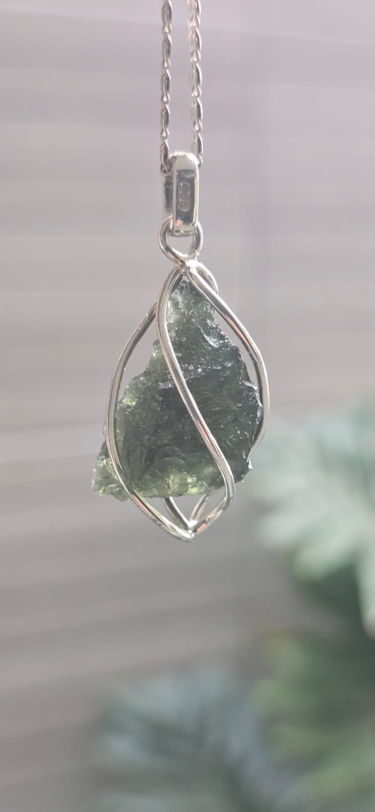 Dije en plata 9.25 con moldavita natural