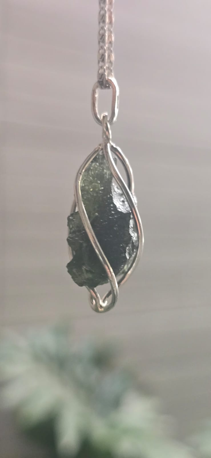 Dije en plata 9.25 con moldavita natural