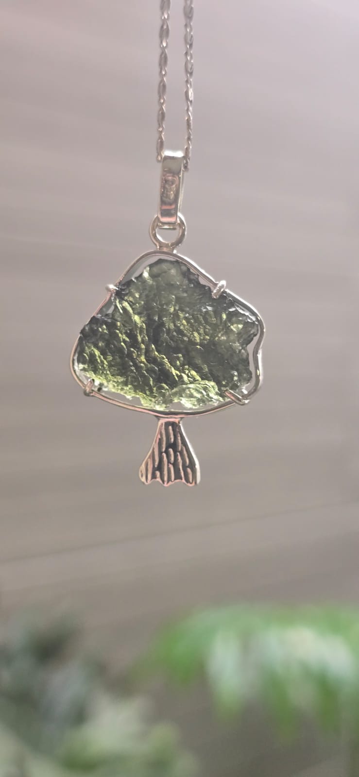 Dije en plata 9.25 con moldavita natural