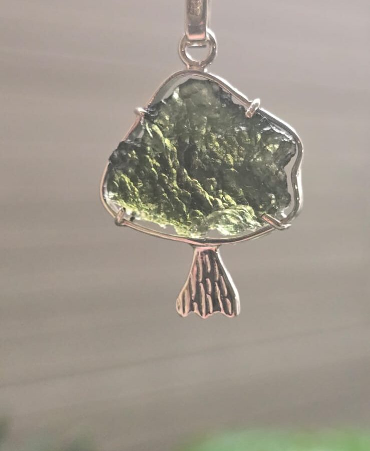 Dije en plata 9.25 con moldavita natural