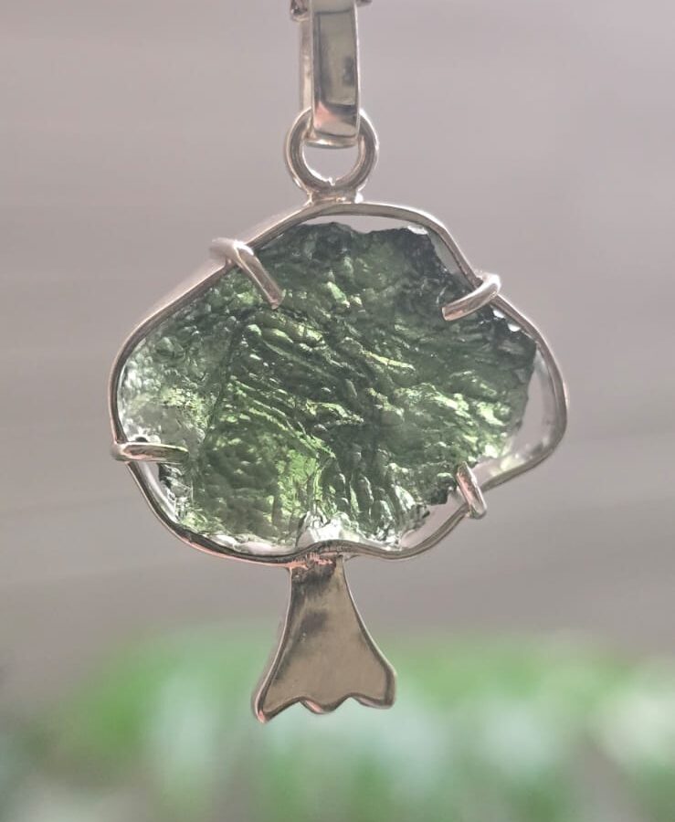 Dije en plata 9.25 con moldavita natural