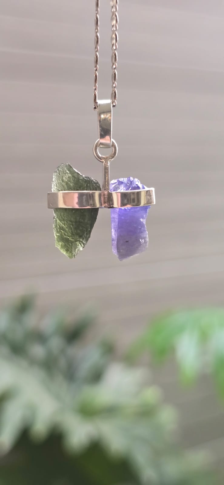 Dije en plata 9.25 con moldavita natural + tanzanita