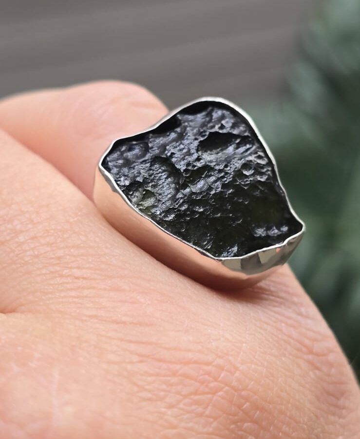 Anillo en plata 9.25 con moldavita natural