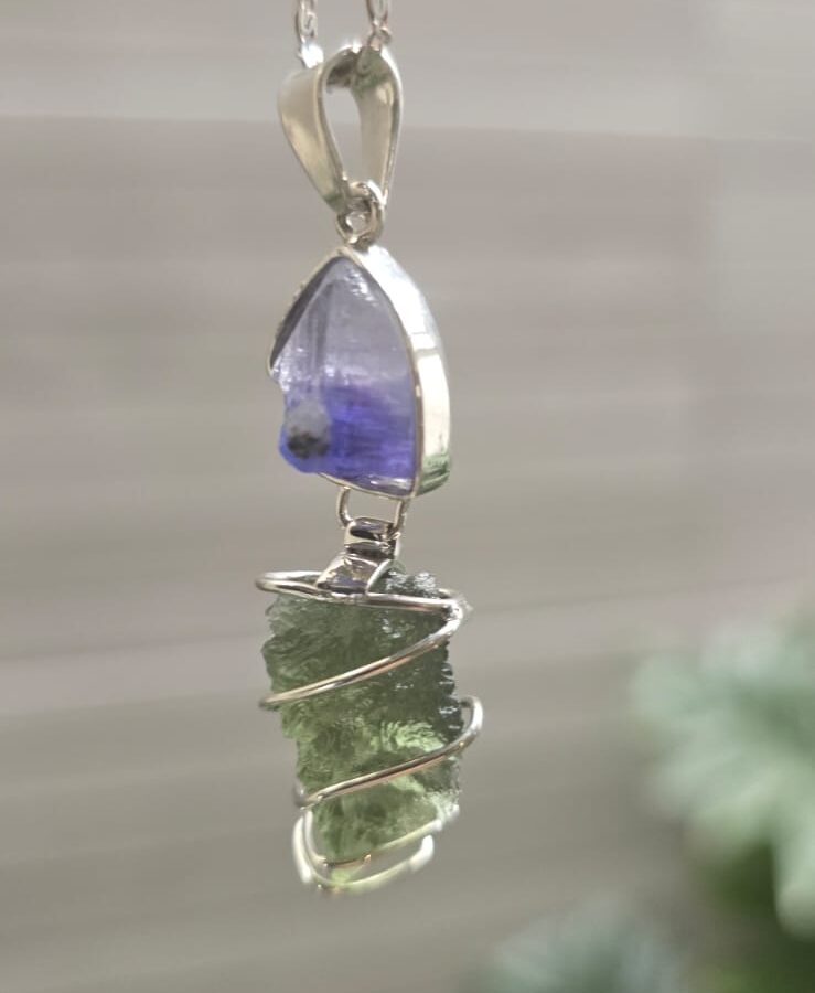 Dije en plata 9.25 con moldavita natural + tanzanita