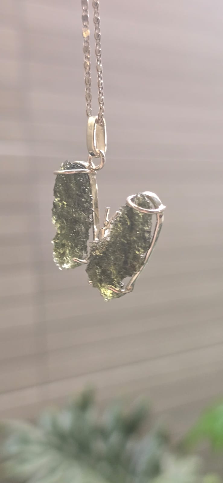 Dije en plata 9.25 con moldavita natural