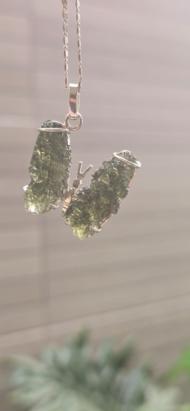 Dije en plata 9.25 con moldavita natural