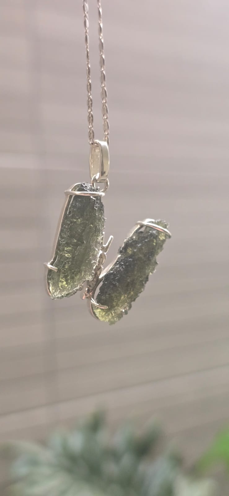 Dije en plata 9.25 con moldavita natural