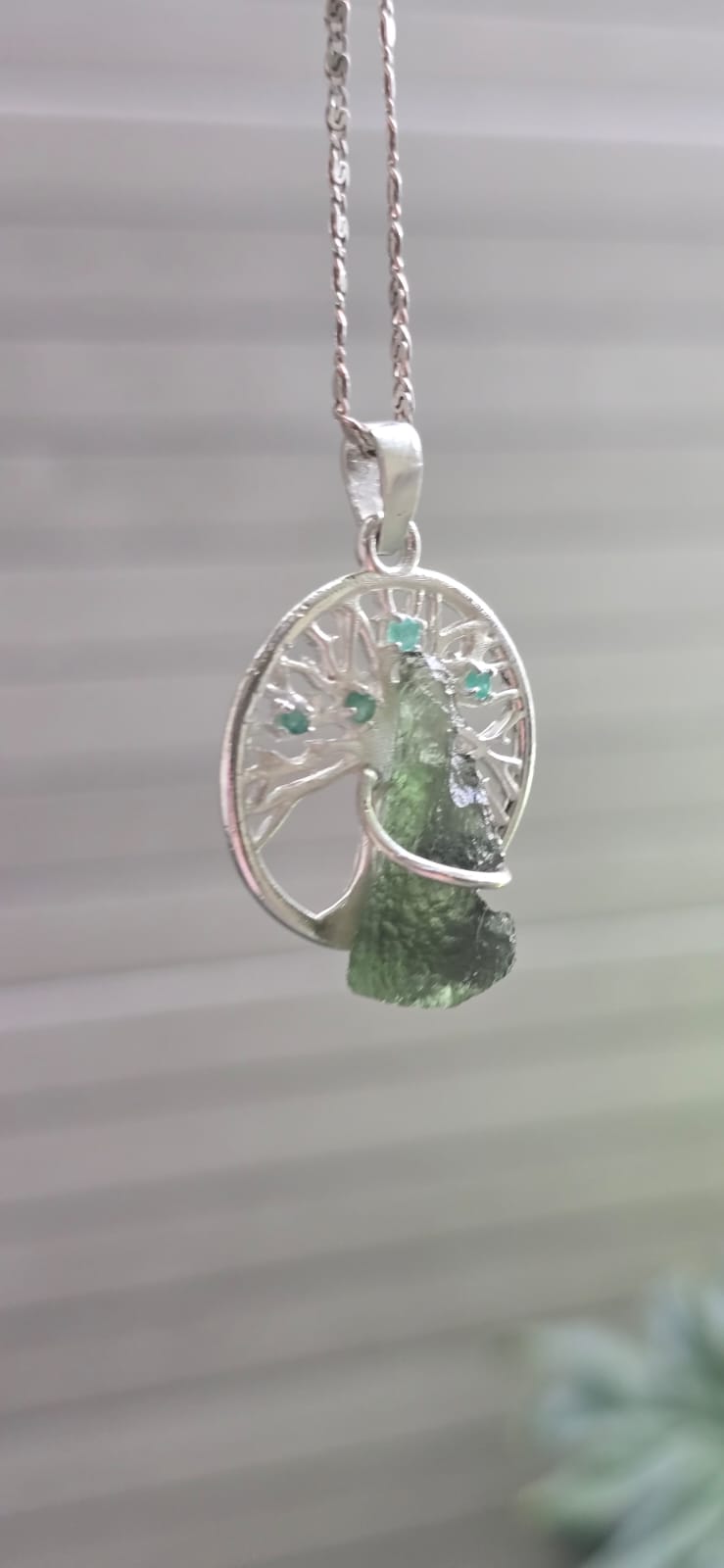 Dije en plata 9.25 con moldavita natural