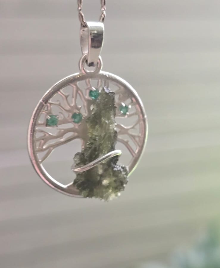 Dije en plata 9.25 con moldavita natural