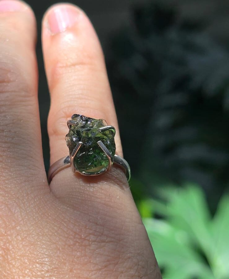 Anillo en plata 9.25 con moldavita natural