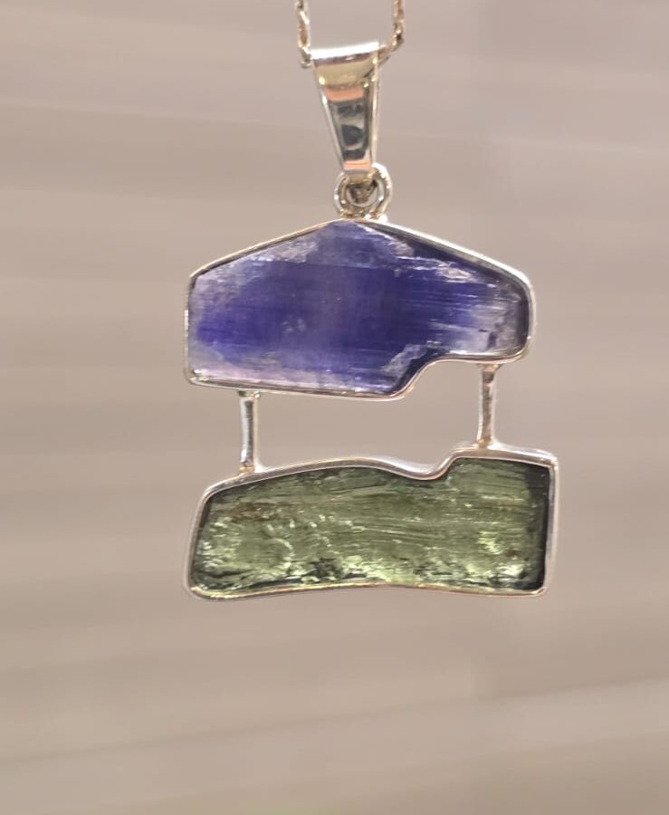 Dije en plata 9.25 con moldavita natural + tanzanita