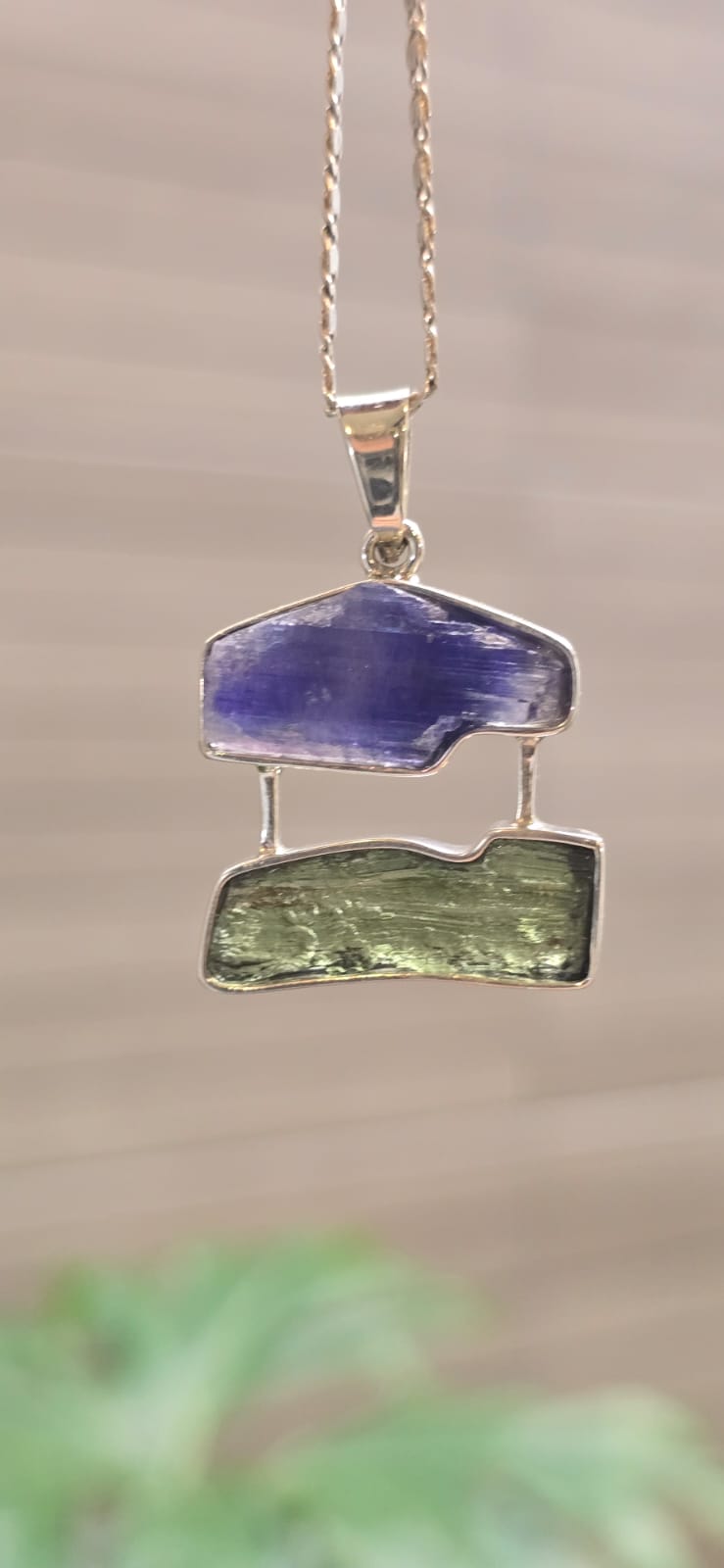 Dije en plata 9.25 con moldavita natural + tanzanita