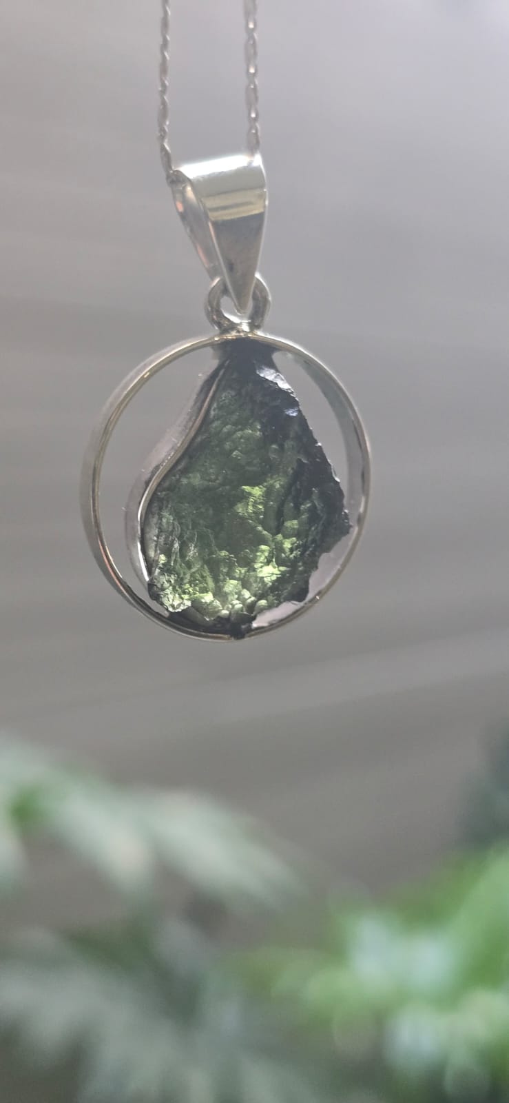 Dije en plata 9.25 con moldavita natural