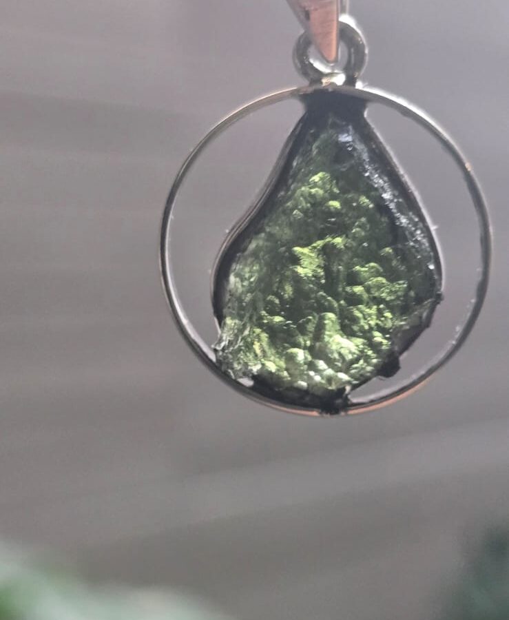 Dije en plata 9.25 con moldavita natural