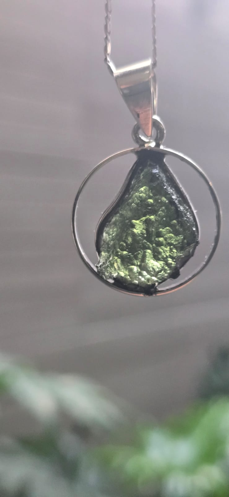 Dije en plata 9.25 con moldavita natural