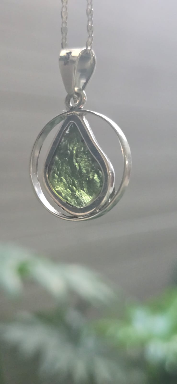 Dije en plata 9.25 con moldavita natural