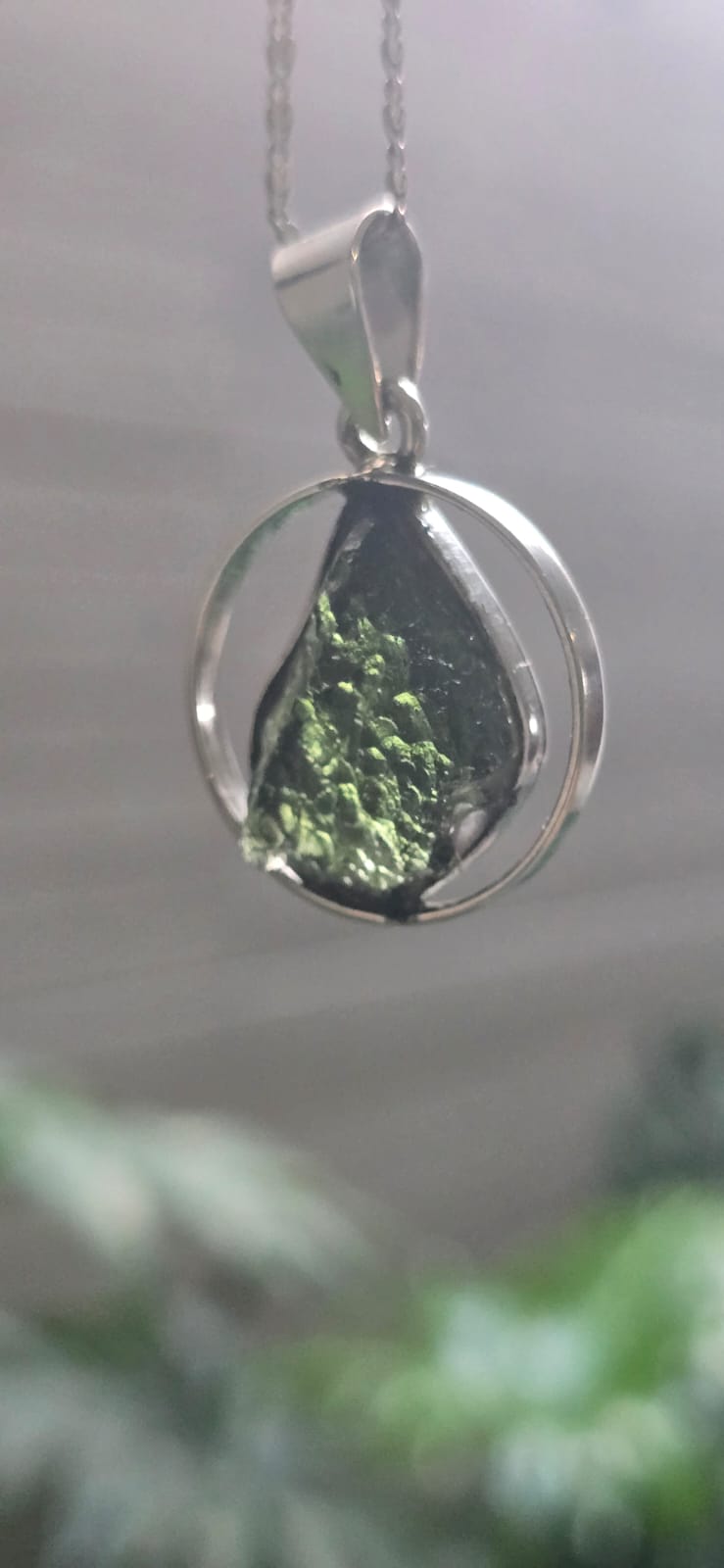 Dije en plata 9.25 con moldavita natural