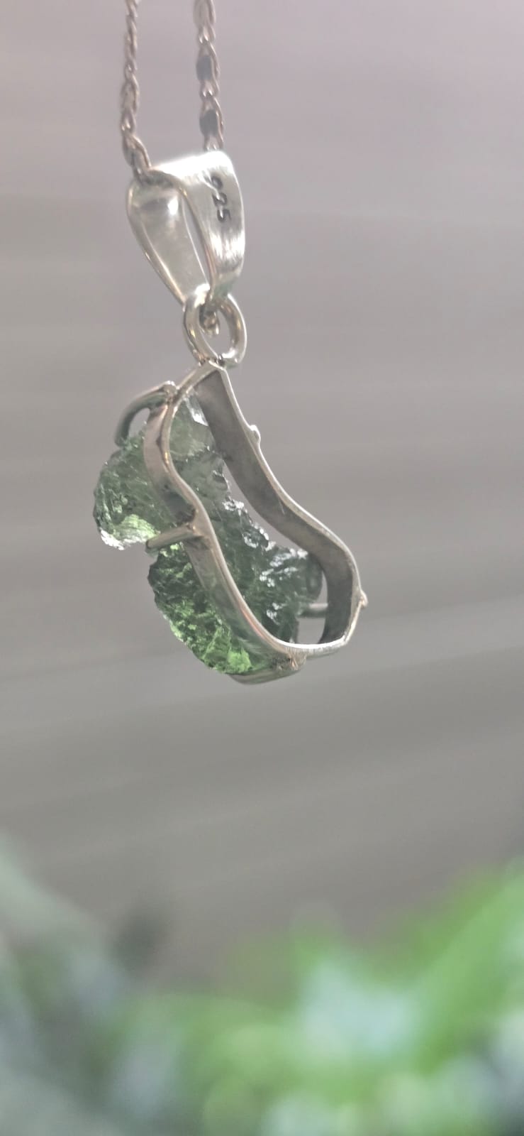 Dije en plata 9.25 con moldavita natural