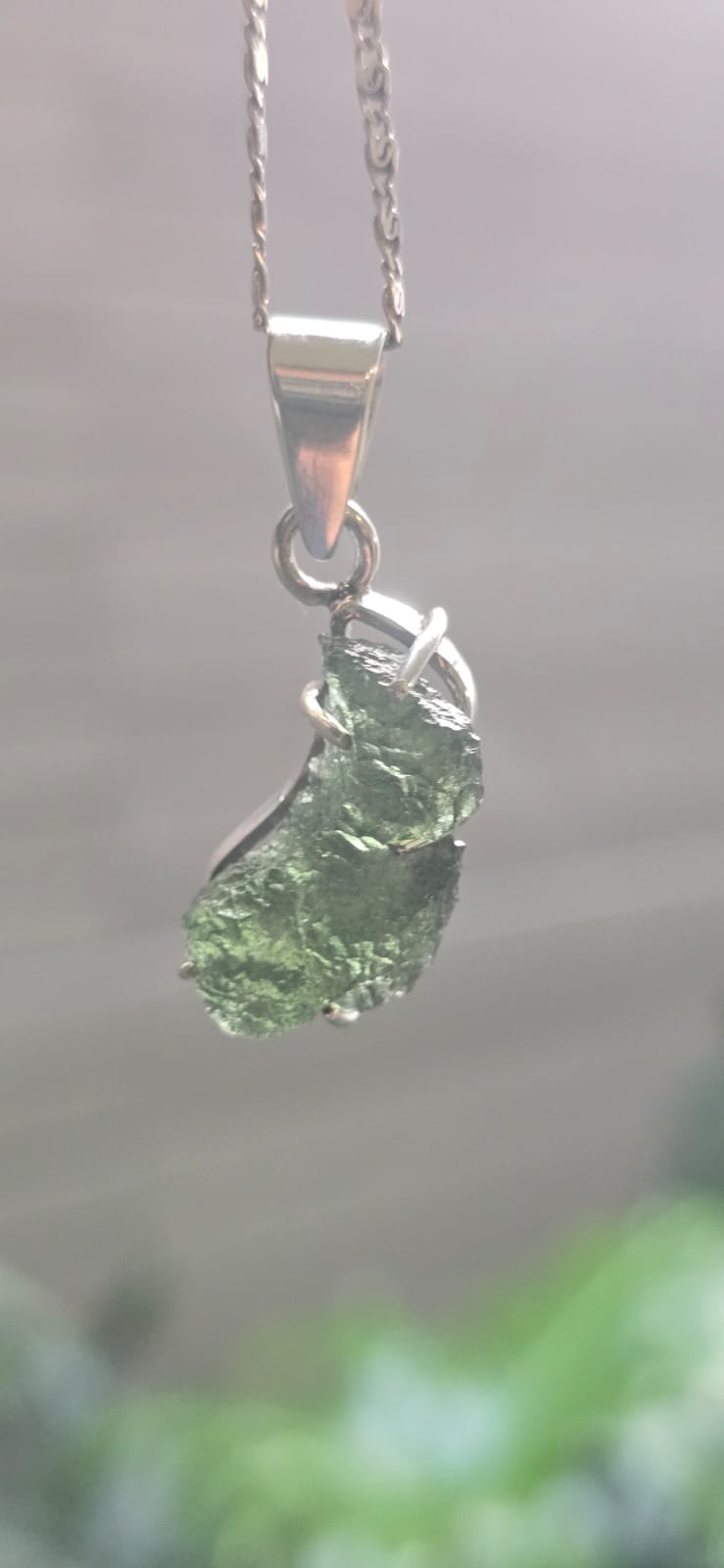 Dije en plata 9.25 con moldavita natural