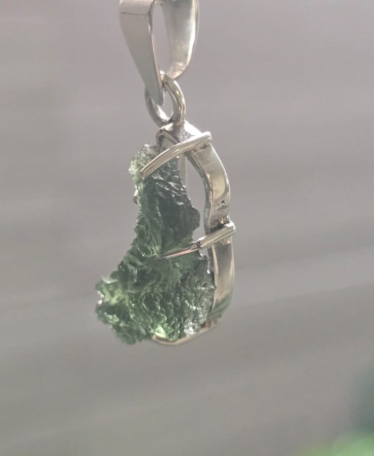 Dije en plata 9.25 con moldavita natural