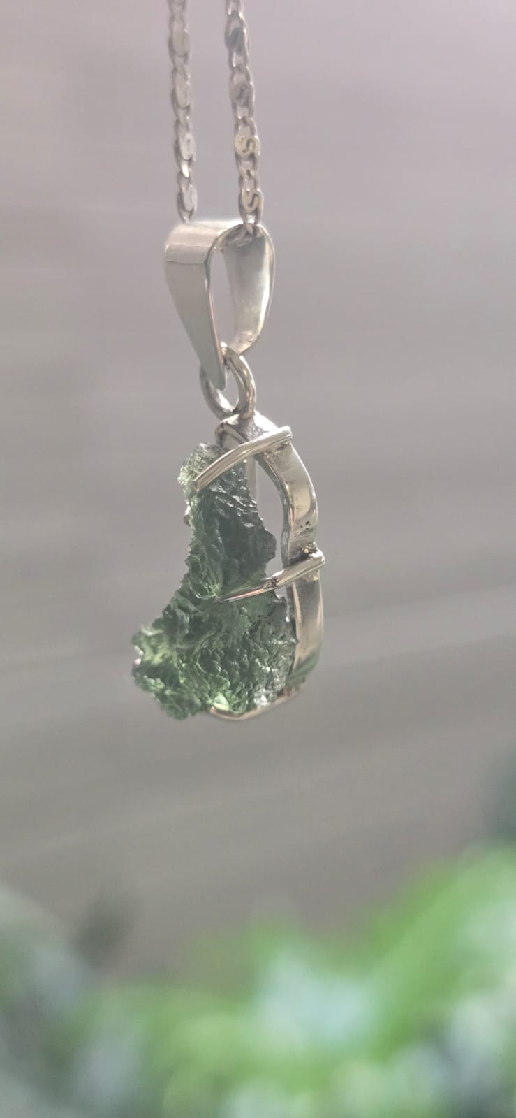 Dije en plata 9.25 con moldavita natural