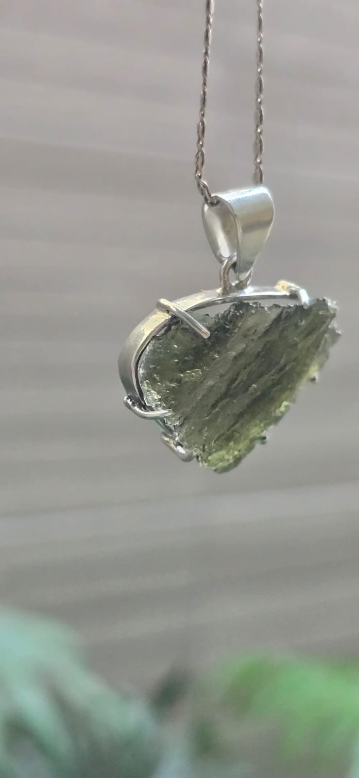 Dije en plata 9.25 con moldavita natural