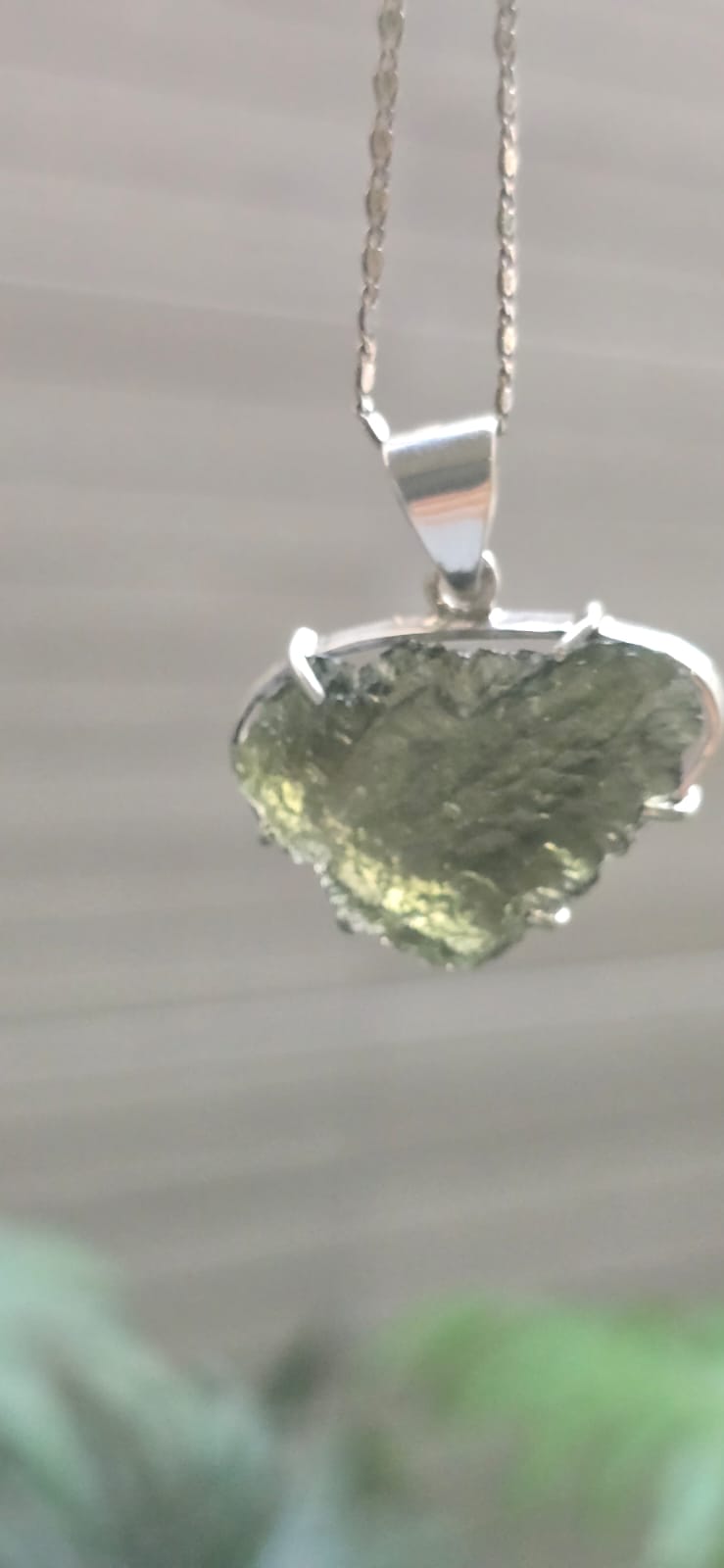 Dije en plata 9.25 con moldavita natural