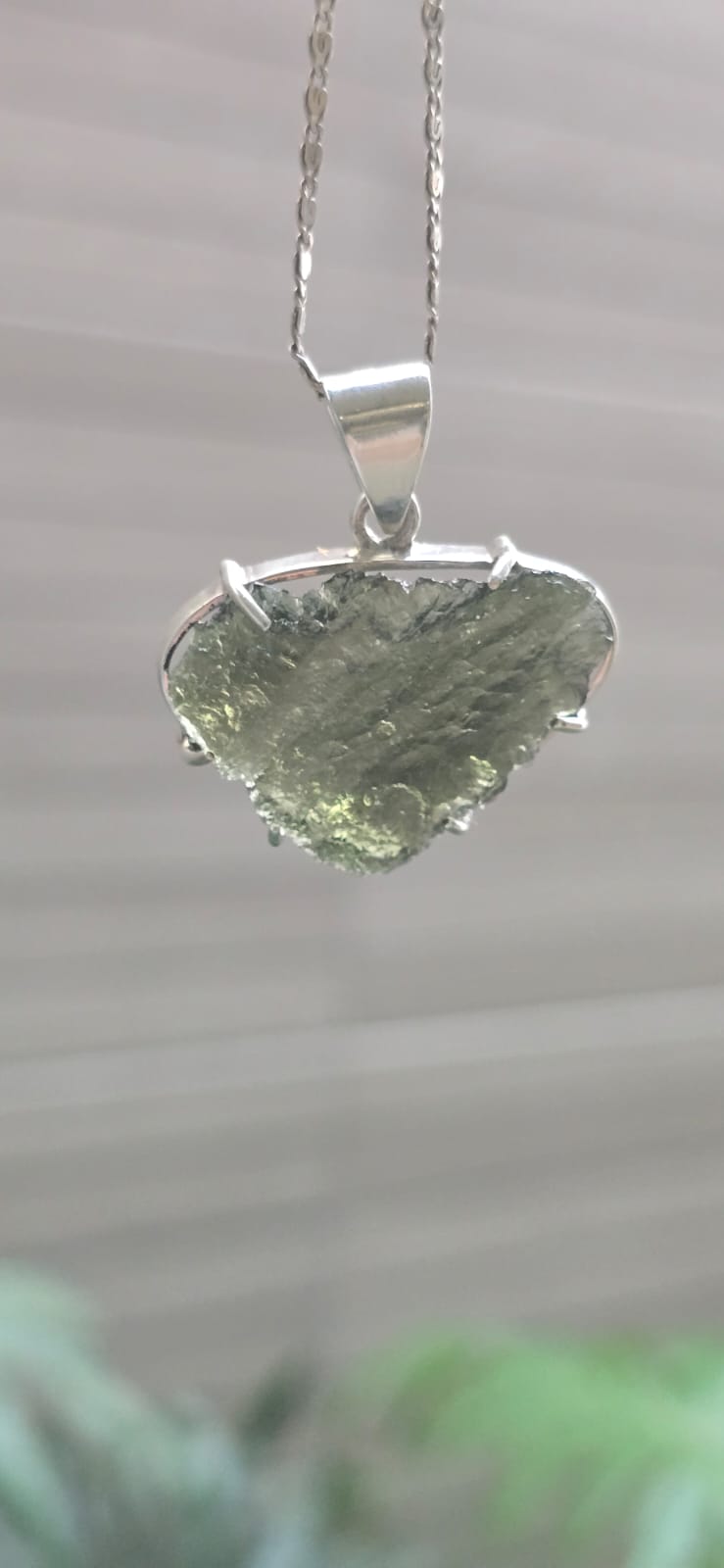 Dije en plata 9.25 con moldavita natural