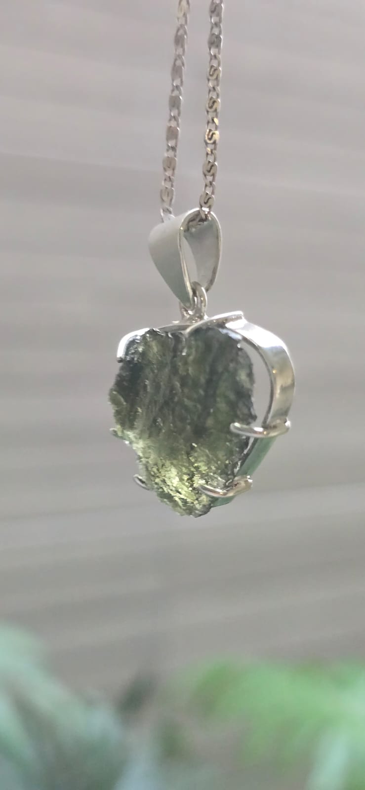 Dije en plata 9.25 con moldavita natural