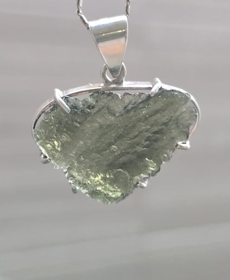 Dije en plata 9.25 con moldavita natural