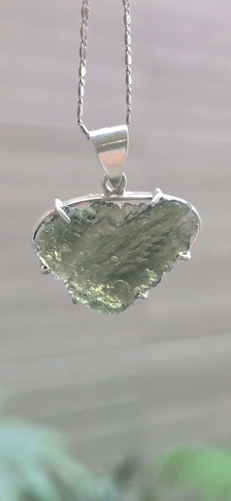 Dije en plata 9.25 con moldavita natural