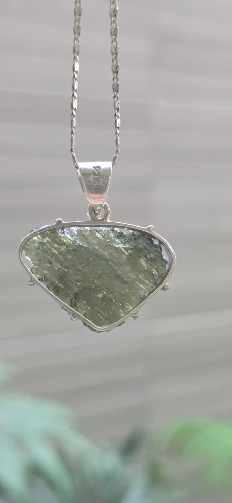 Dije en plata 9.25 con moldavita natural