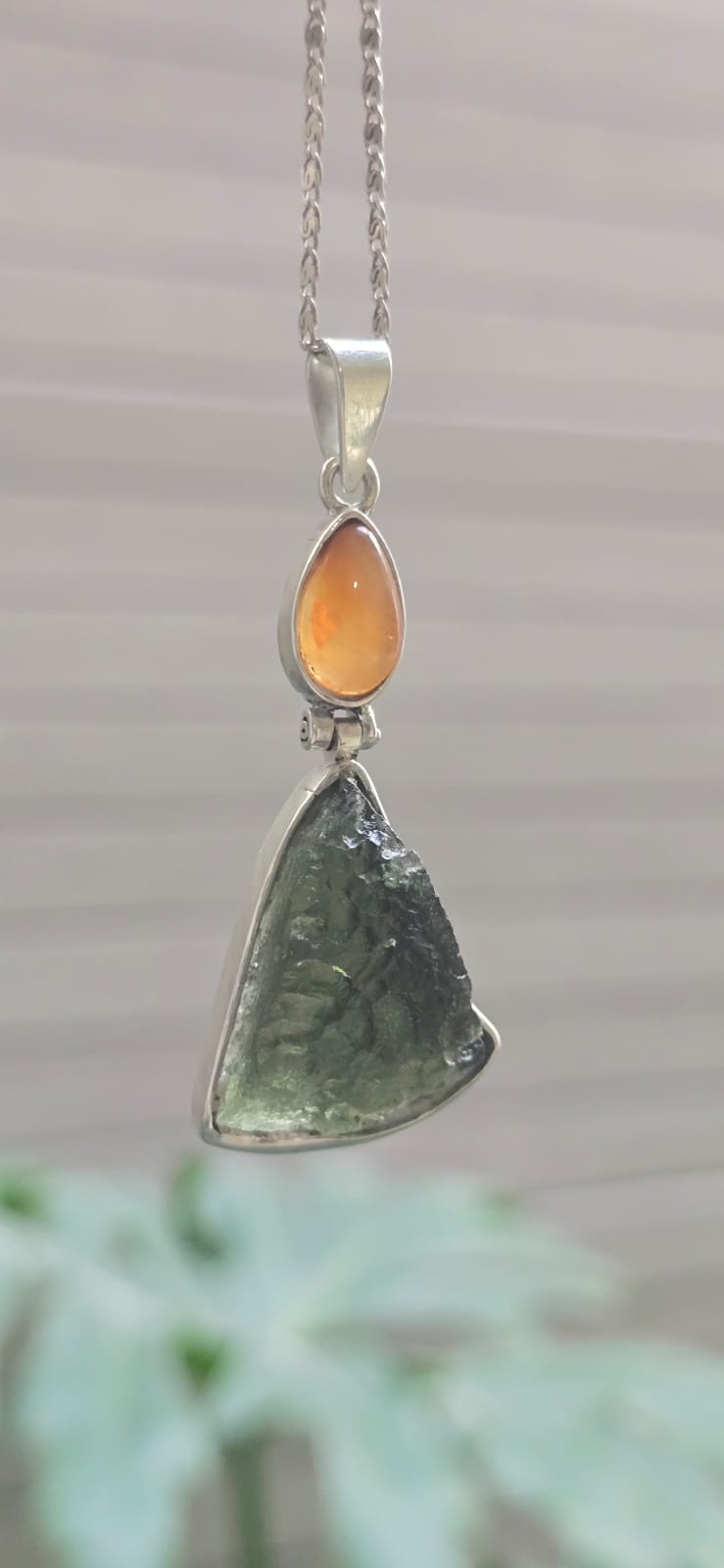 Dije en plata 9.25 con moldavita natural y opalo