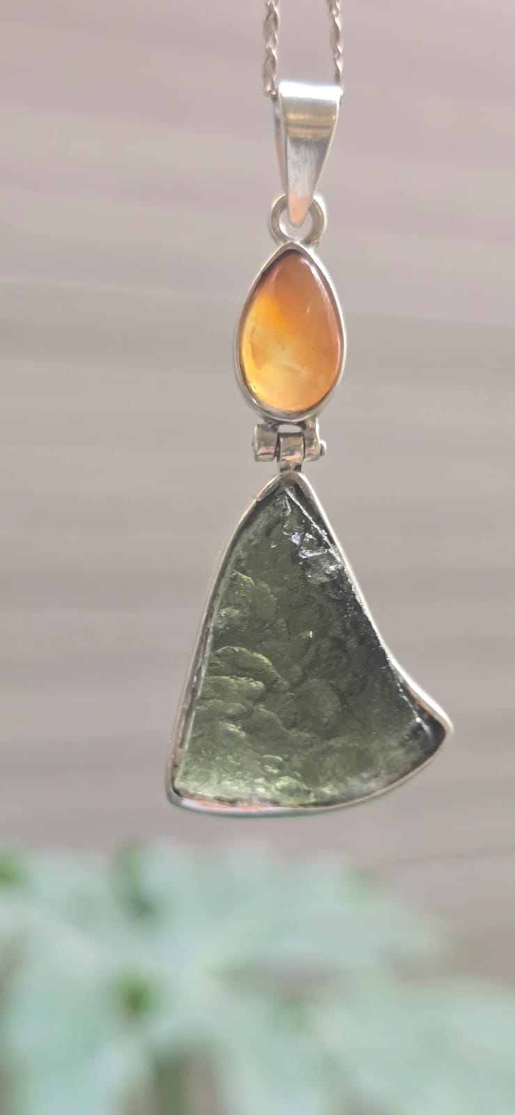 Dije en plata 9.25 con moldavita natural y opalo