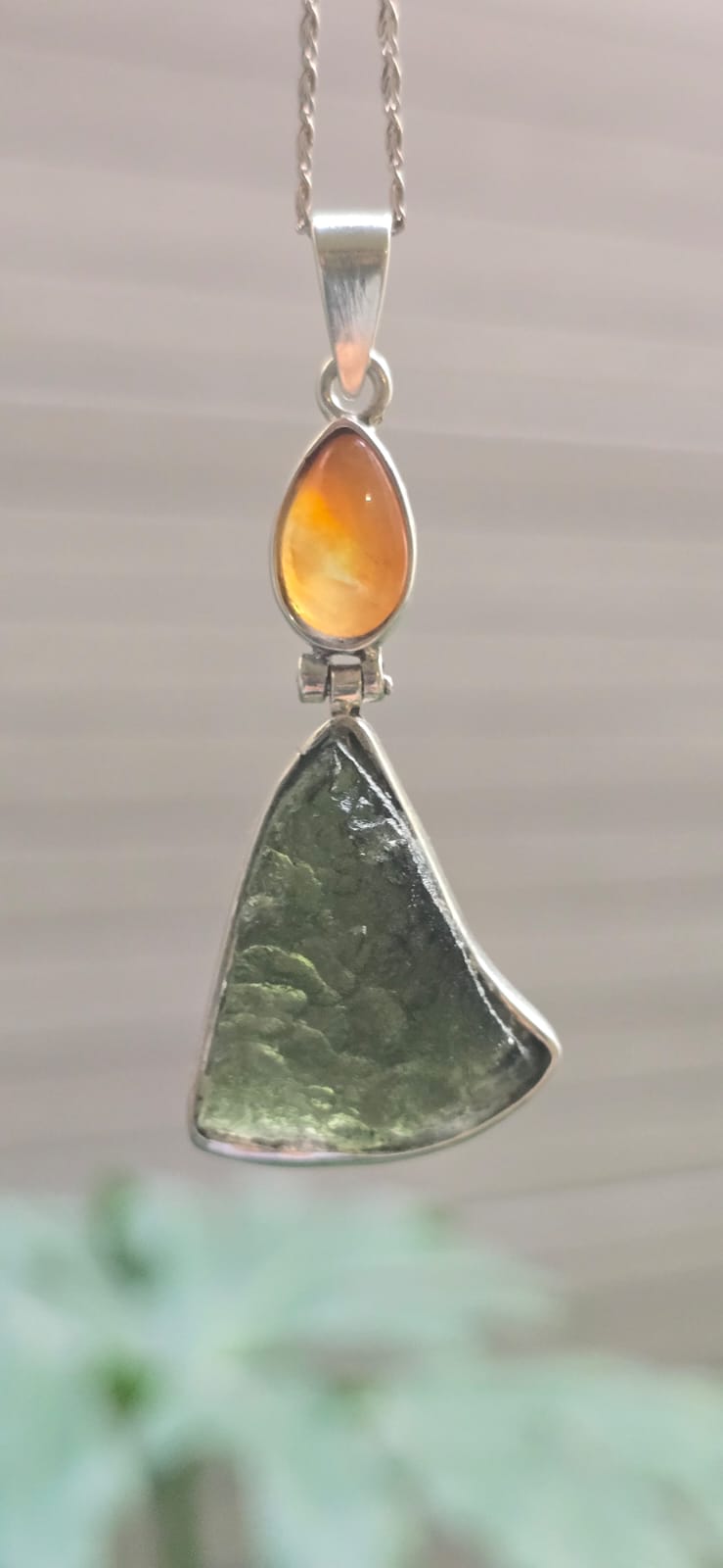 Dije en plata 9.25 con moldavita natural y opalo