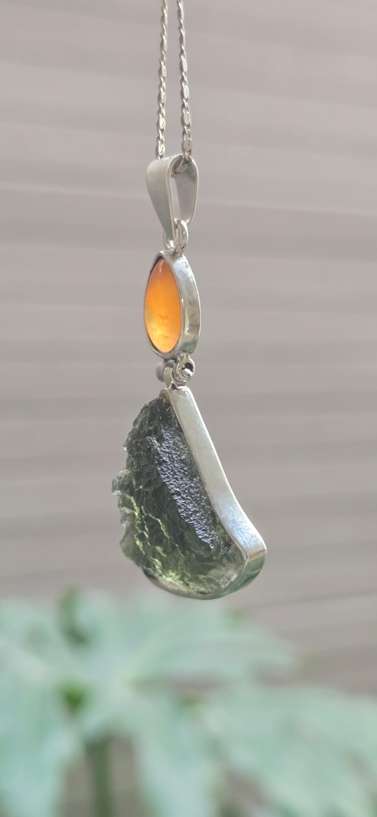 Dije en plata 9.25 con moldavita natural y opalo