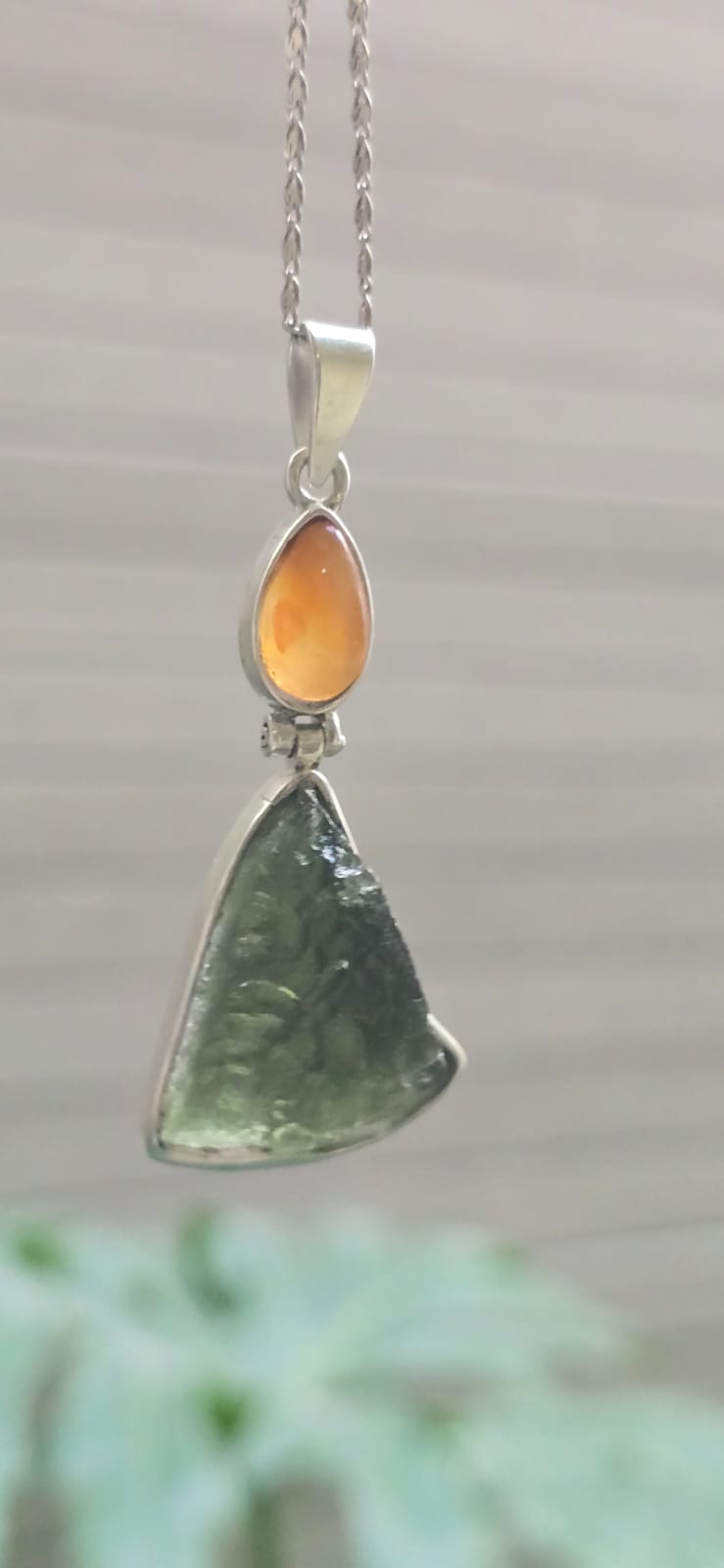 Dije en plata 9.25 con moldavita natural y opalo