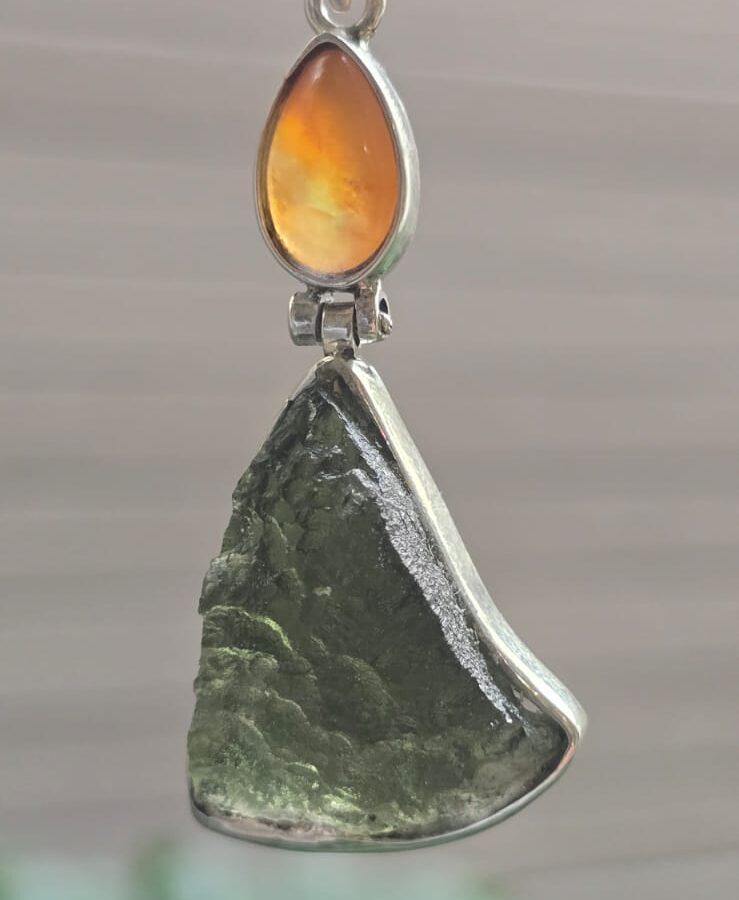 Dije en plata 9.25 con moldavita natural y opalo