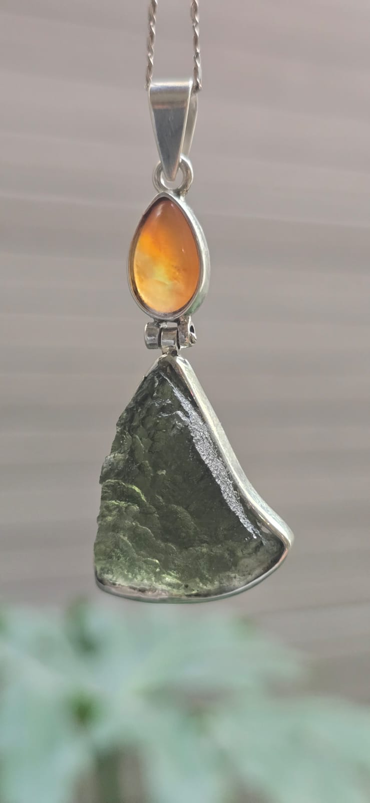 Dije en plata 9.25 con moldavita natural y opalo