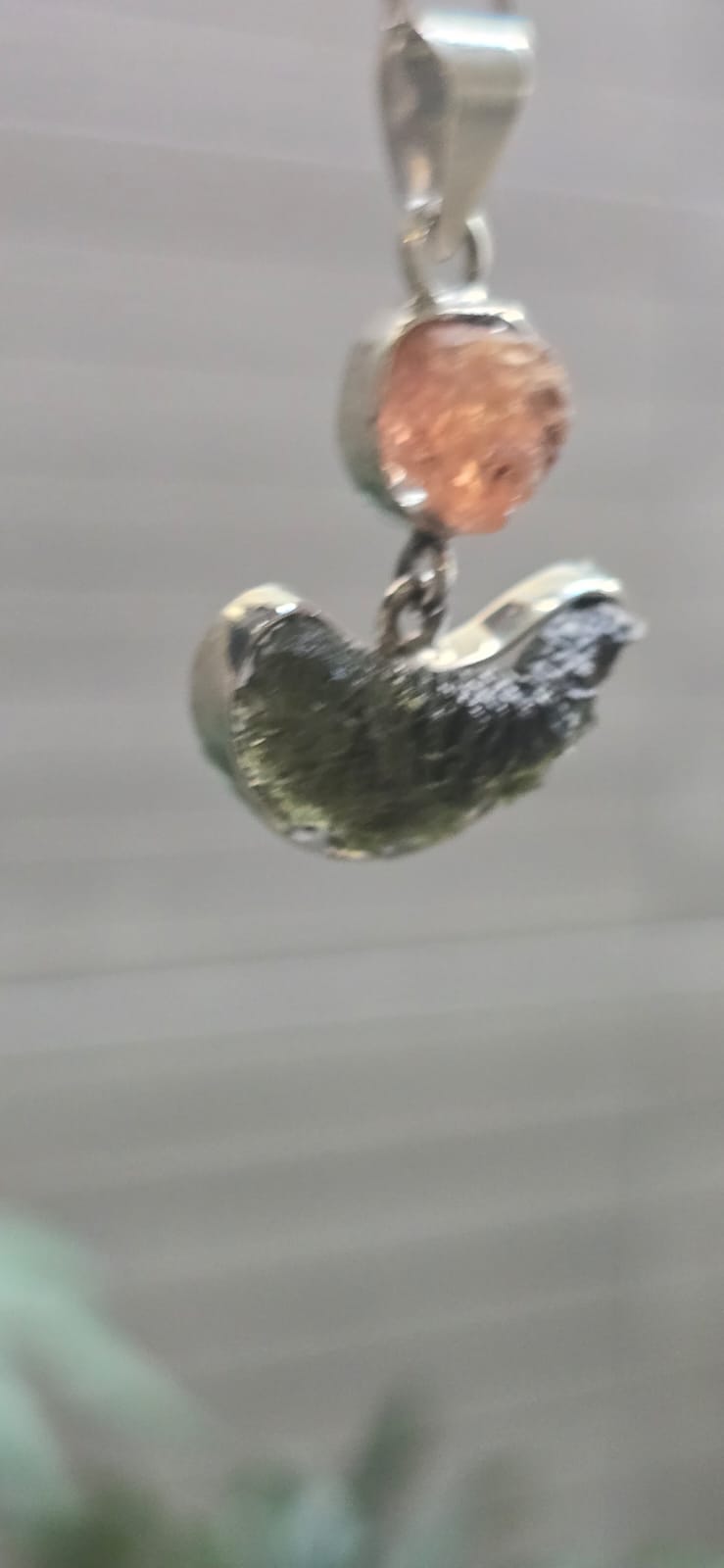 Dije en plata 9.25 con moldavita natural + topacio rosa