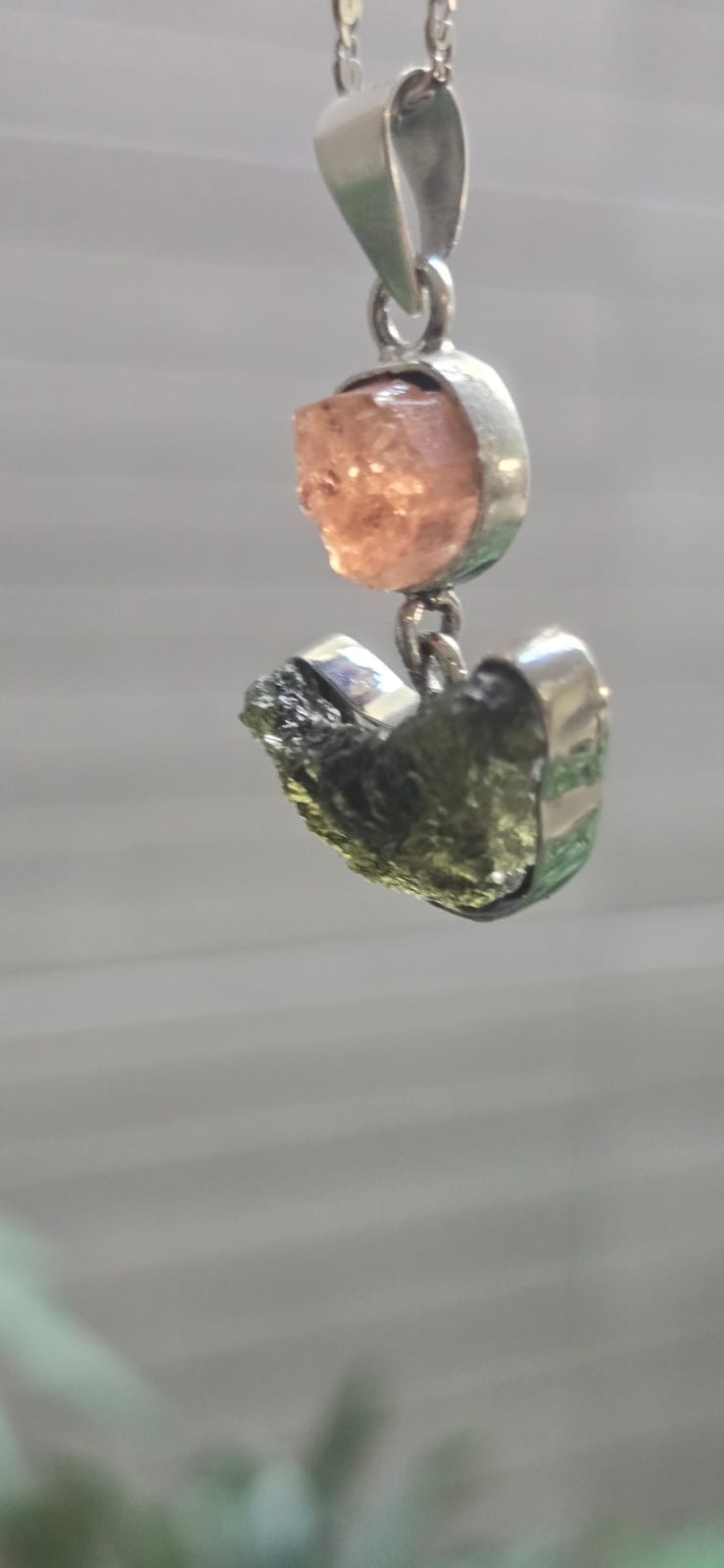 Dije en plata 9.25 con moldavita natural + topacio rosa