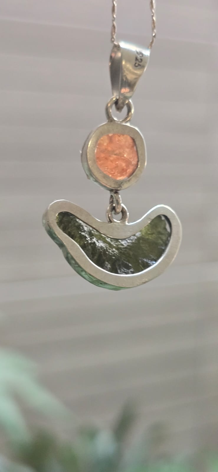 Dije en plata 9.25 con moldavita natural + topacio rosa