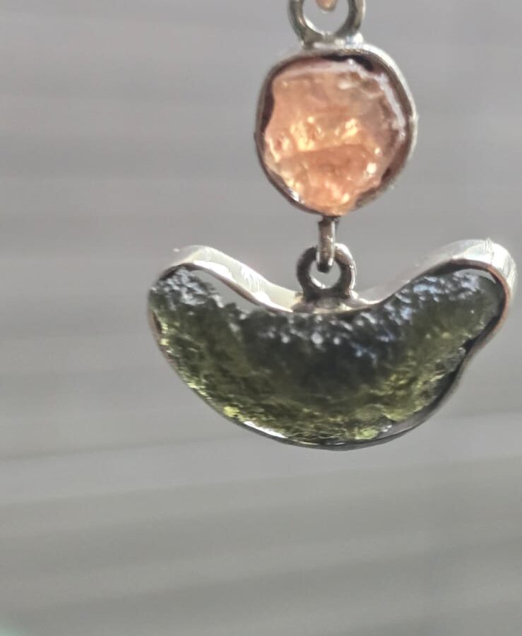 Dije en plata 9.25 con moldavita natural + topacio rosa