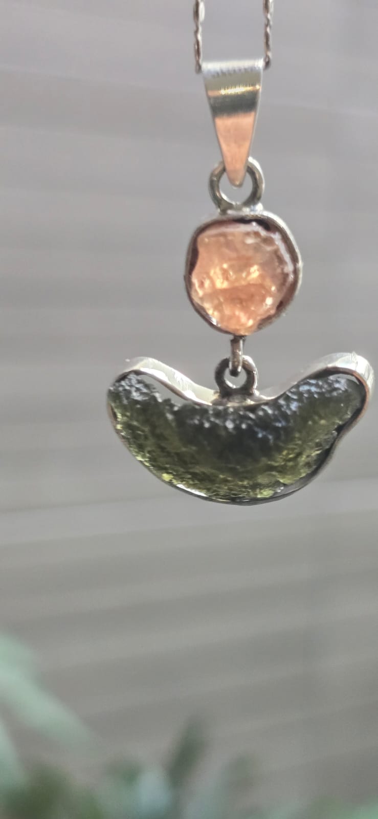 Dije en plata 9.25 con moldavita natural + topacio rosa