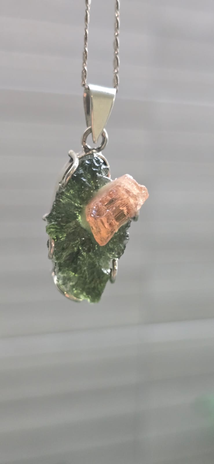 Dije en plata 9.25 con moldavita natural + topacio rosa