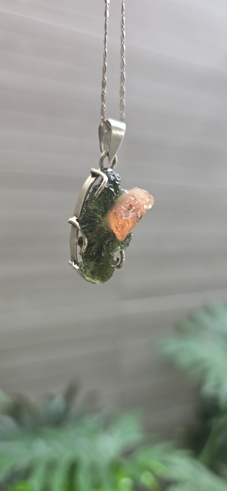 Dije en plata 9.25 con moldavita natural + topacio rosa