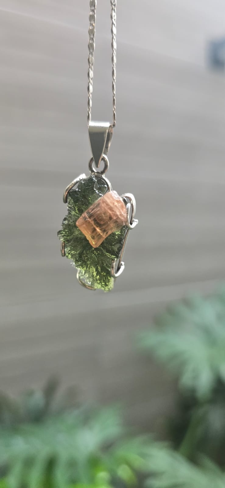 Dije en plata 9.25 con moldavita natural + topacio rosa