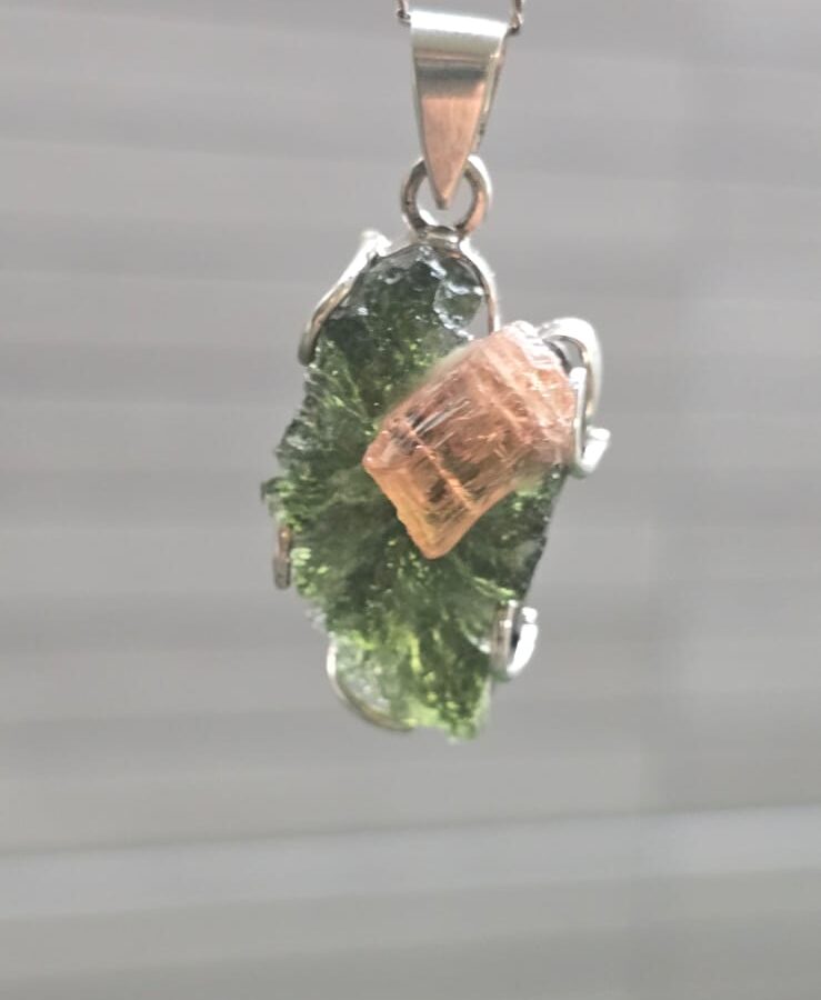 Dije en plata 9.25 con moldavita natural + topacio rosa