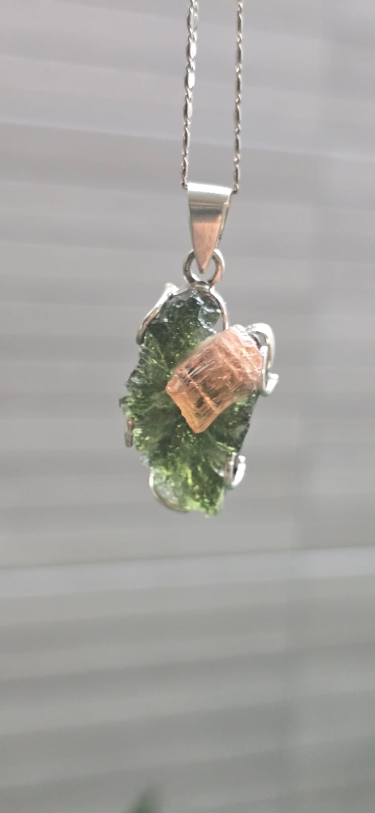 Dije en plata 9.25 con moldavita natural + topacio rosa